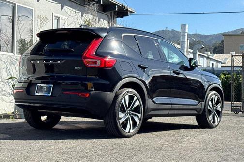 Onyx Black Metallic 2023 Volvo XC40 B5 Plus Dark Theme