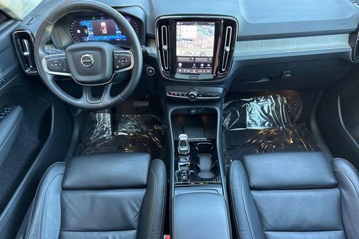 Onyx Black Metallic 2023 Volvo XC40 B5 Plus Dark Theme