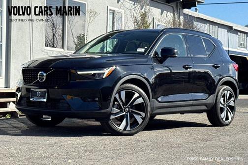 Onyx Black Metallic 2023 Volvo XC40 B5 Plus Dark Theme