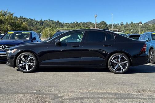 Onyx Black Metallic 2025 Volvo S60 B5 Plus