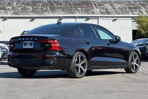 Onyx Black Metallic 2025 Volvo S60 B5 Plus