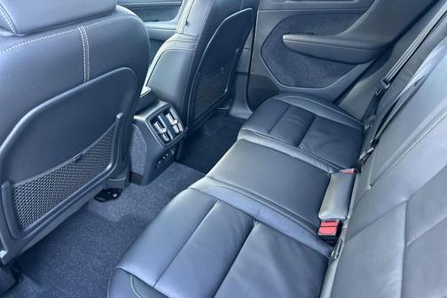 2023 Volvo XC40 B5 Plus Dark Theme