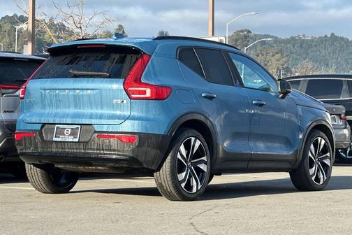 2023 Volvo XC40 B5 Plus Dark Theme