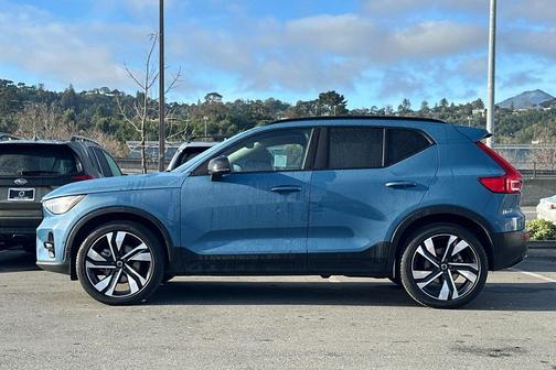 2023 Volvo XC40 B5 Plus Dark Theme