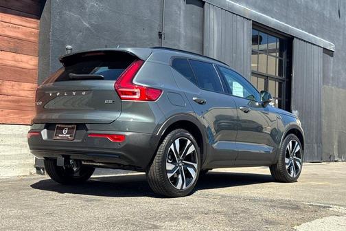 Forest Lake 2026 Volvo XC40 Ultra, B5 AWD Gas (mild hybrid), Dark