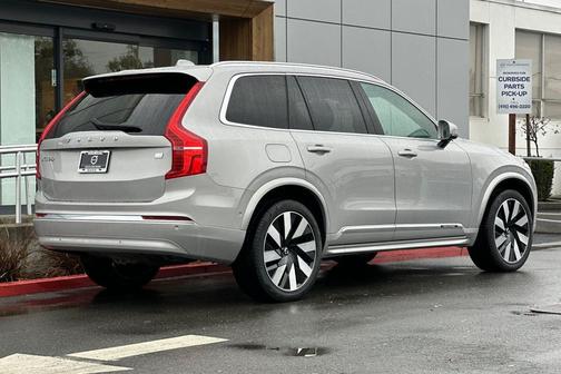 Silver Dawn Metallic 2024 Volvo XC90 Recharge Plug-In Hybrid T8 Ultimate Bright Theme 7-Seater