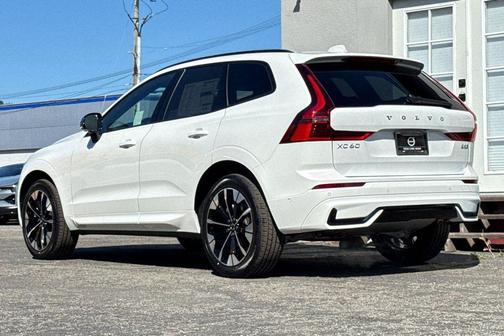 Crystal White Metallic 2026 Volvo XC60 B5 Plus