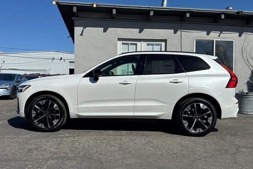 Crystal White Metallic 2026 Volvo XC60 B5 Plus