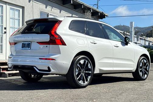 Crystal White Metallic 2026 Volvo XC60 B5 Plus