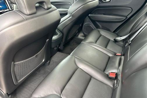 2024 Volvo XC60 B5 Core Dark Theme