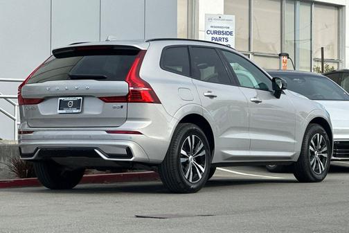 2024 Volvo XC60 B5 Core Dark Theme
