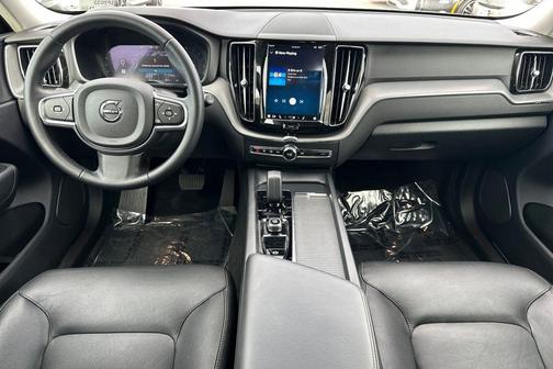2024 Volvo XC60 B5 Core Dark Theme