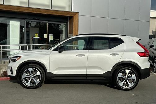 2026 Volvo XC40 B4 Plus