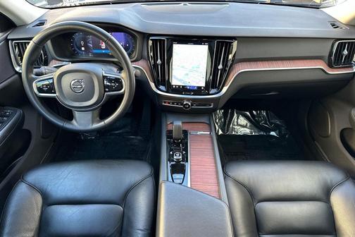 2024 Volvo S60 B5 Plus Dark Theme