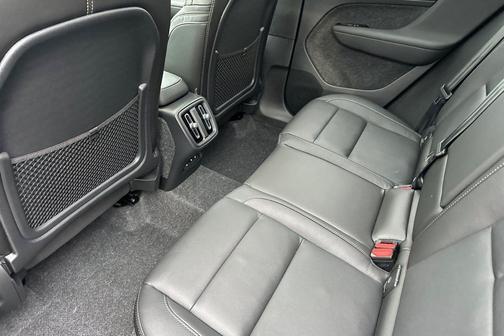 2026 Volvo XC40 Plus, B4 FWD Gas (mild hybrid), Dark