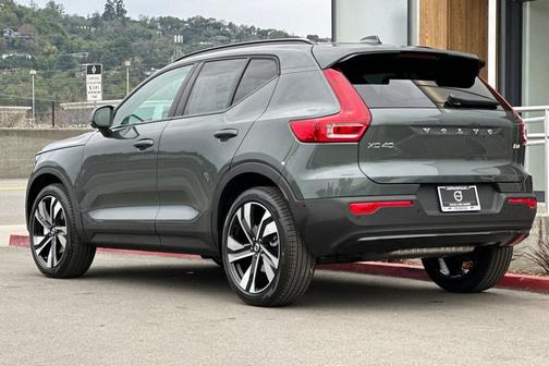 2026 Volvo XC40 Plus, B4 FWD Gas (mild hybrid), Dark