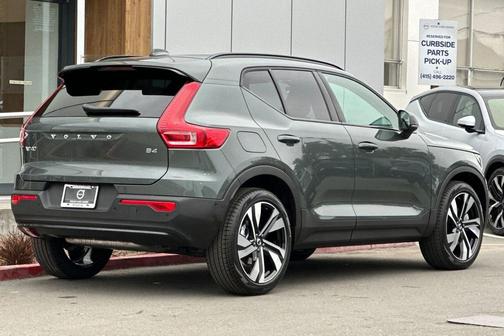 2026 Volvo XC40 Plus, B4 FWD Gas (mild hybrid), Dark