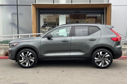 2026 Volvo XC40 Plus, B4 FWD Gas (mild hybrid), Dark
