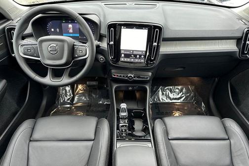 2026 Volvo XC40 Plus, B4 FWD Gas (mild hybrid), Dark