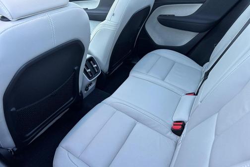 2023 Volvo XC40 B5 Plus Bright Theme