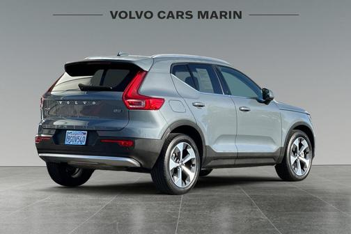 2023 Volvo XC40 B5 Plus Bright Theme