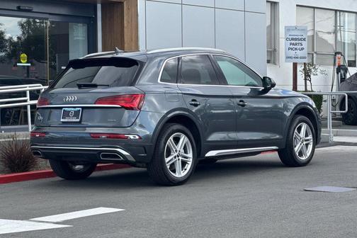 Daytona Gray Pearl Effect 2023 Audi Q5 e 55 S line Premium Plus