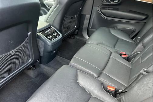 2023 Volvo XC90 B5 Plus