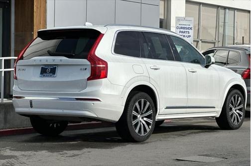 2023 Volvo XC90 B5 Plus