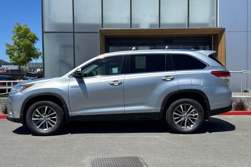 Celestial Silver Metallic 2019 Toyota Highlander Hybrid XLE