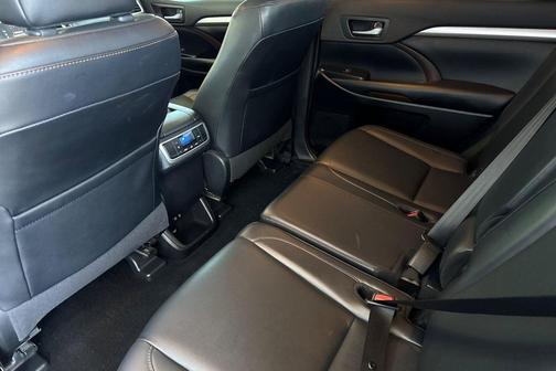 Celestial Silver Metallic 2019 Toyota Highlander Hybrid XLE