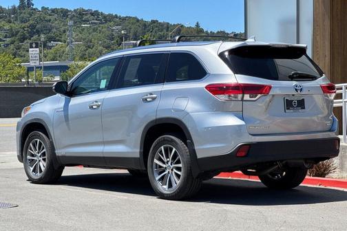Celestial Silver Metallic 2019 Toyota Highlander Hybrid XLE