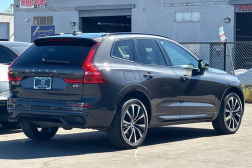 2024 Volvo XC60 B5 Plus Dark Theme