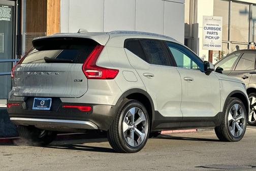 2025 Volvo XC40 B5 Plus Bright Theme