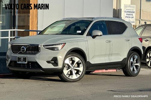 2025 Volvo XC40 B5 Plus Bright Theme