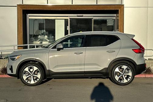 2025 Volvo XC40 B5 Plus Bright Theme