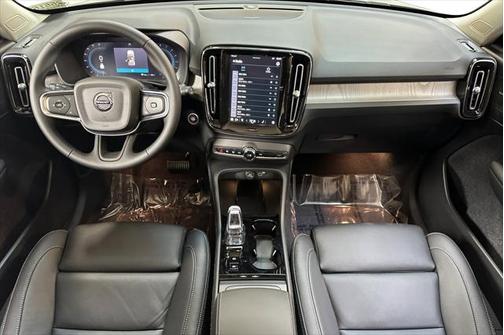 2025 Volvo XC40 B5 Ultra Dark Theme