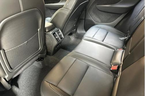 2025 Volvo XC40 B5 Ultra Dark Theme