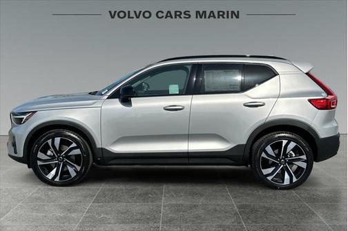 2025 Volvo XC40 B5 Ultra Dark Theme