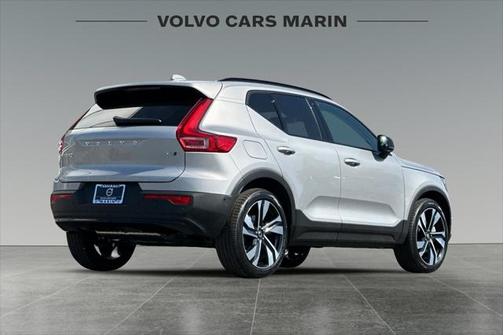 2025 Volvo XC40 B5 Ultra Dark Theme