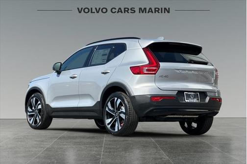 2025 Volvo XC40 B5 Ultra Dark Theme
