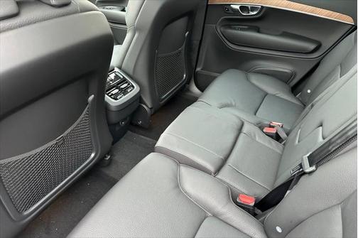 2025 Volvo XC90 B6 Plus 7-Seater