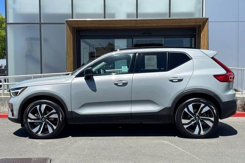 Vapour Grey Metallic 2025 Volvo XC40 B5 Ultra Dark Theme