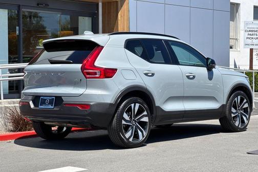 Vapour Grey Metallic 2025 Volvo XC40 B5 Ultra Dark Theme