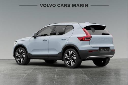 2025 Volvo XC40 B5 Ultra Bright Theme