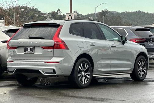 2024 Volvo XC60 B5 Core Dark Theme
