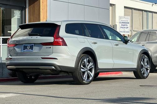 2026 Volvo V60 Cross Country Plus, B5 AWD Gas (mild hybrid)