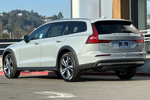 2026 Volvo V60 Cross Country Plus, B5 AWD Gas (mild hybrid)