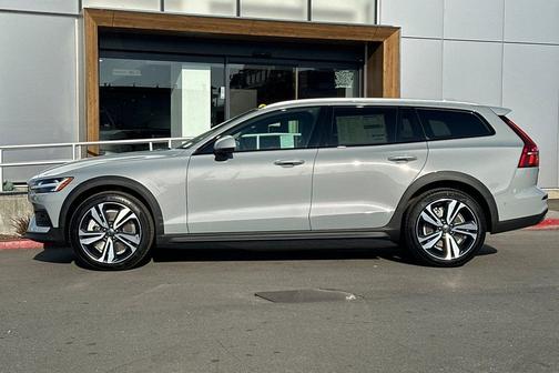 2026 Volvo V60 Cross Country Plus, B5 AWD Gas (mild hybrid)
