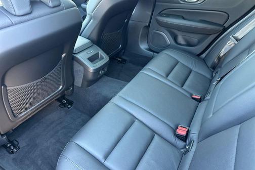 2026 Volvo V60 Cross Country Plus, B5 AWD Gas (mild hybrid)