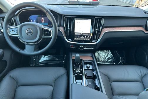 2026 Volvo V60 Cross Country Plus, B5 AWD Gas (mild hybrid)